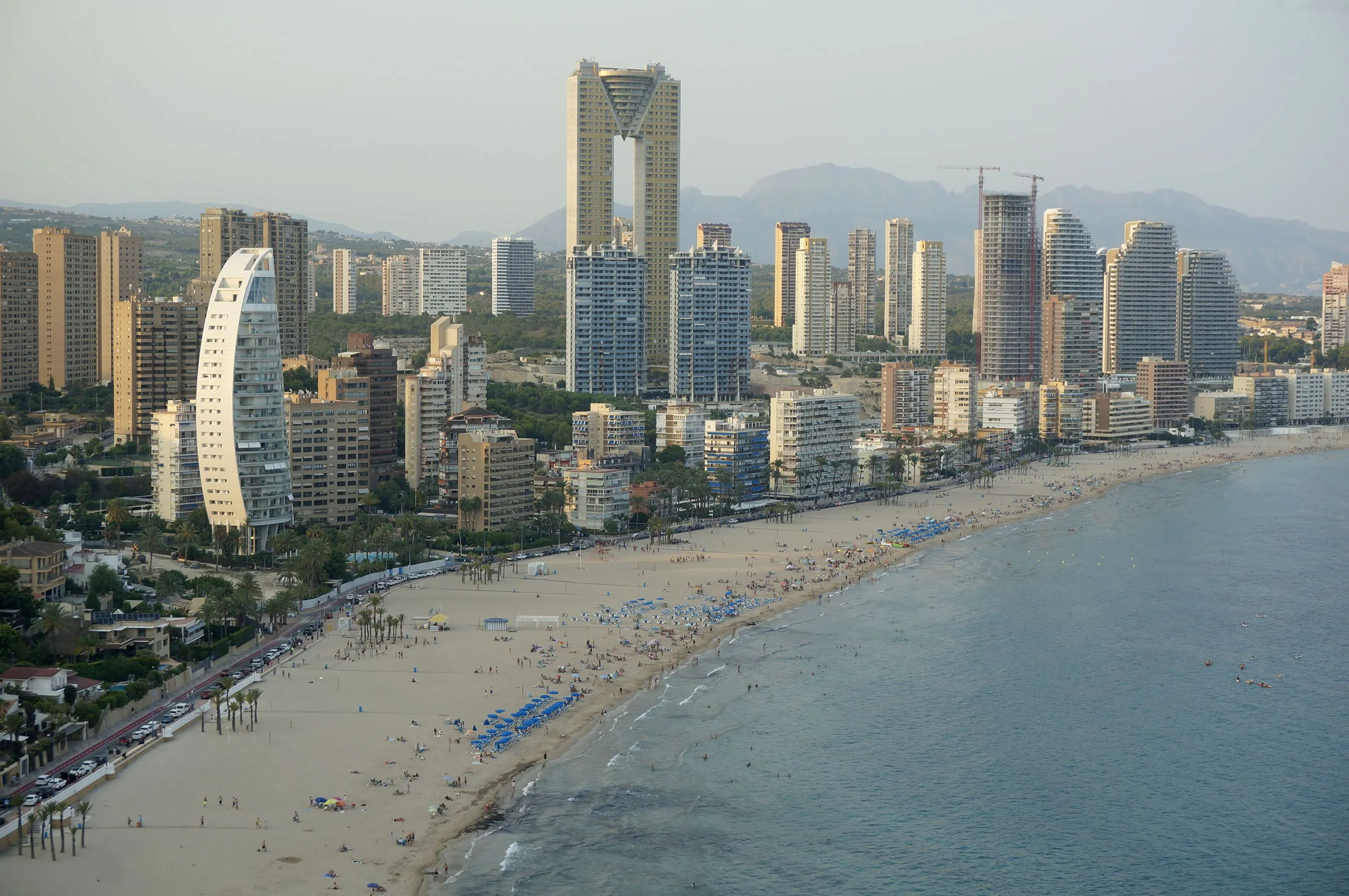 Vista aérea de la playa de Poniente de Benidorm con sus edificios en altura